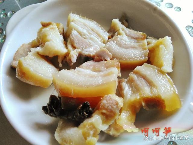 四川康定通报“网传某餐饮店工作人员从垃圾桶舀取餐厨废弃物”：现场未发现提炼、使用餐厨废弃物的情况(图3)