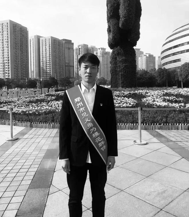 一刀劈开生死门的他匆匆作别人间｜逝者(图1)