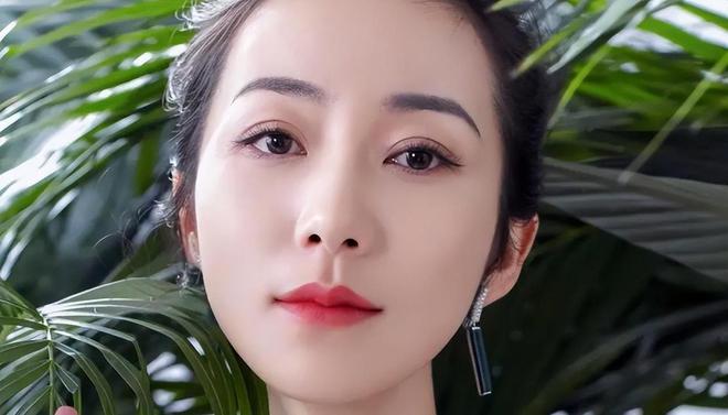 回顾41岁韩雪和60岁丈夫聚餐被拍穿衣朴素网友：真正的豪门(图2)