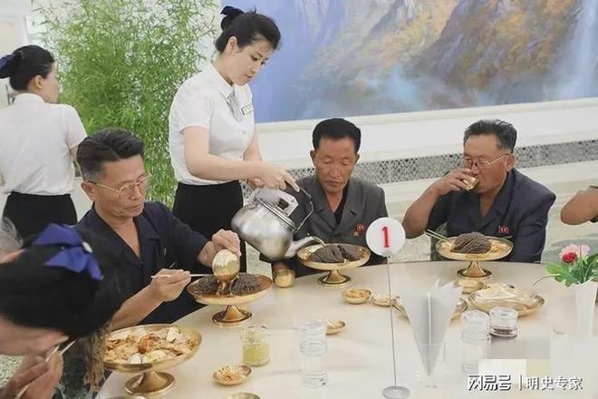 作为我们邻居普通朝鲜人一天三顿都吃啥：玉米饭、泡菜、大酱汤(图1)