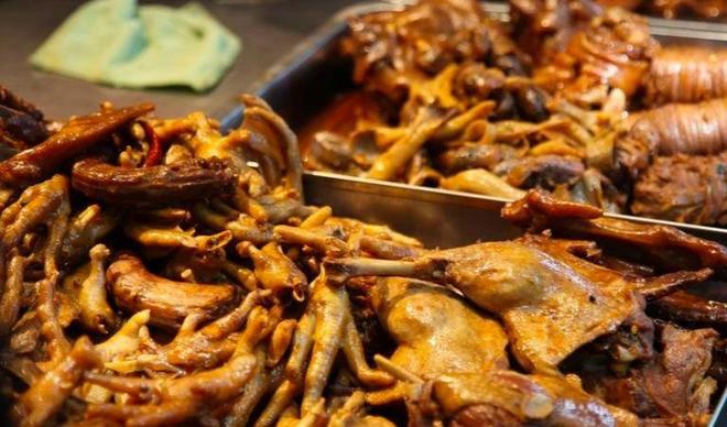 绝味、周黑鸭、煌上煌卤味三巨头跌落神坛：鸭脖为何卖不动了？(图1)