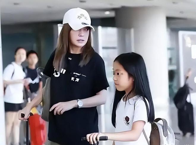 黄有龙做梦没想到自己重金培养的女儿竟让赵薇口碑“逆转”(图5)