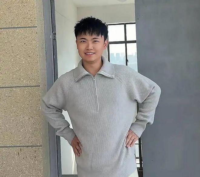 被拐21年后小伙卖房卖车、辞职、改户口回到亲生父母身边！本人回应“家庭条件”质疑(图1)