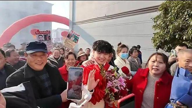 被拐21年后小伙卖房卖车、辞职、改户口回到亲生父母身边！本人回应“家庭条件”质疑(图3)