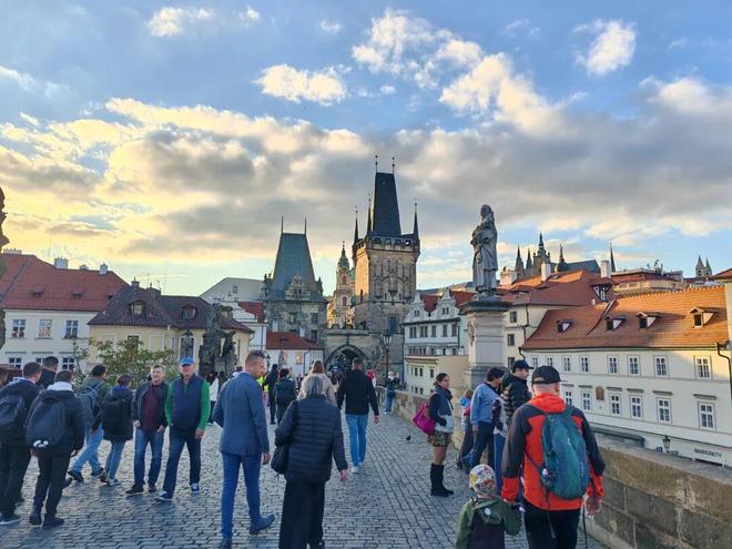 捷克餐饮市场深度报告（2025）：中东风味成黑马外卖平台崛起美国食品出口迎新机遇(图1)