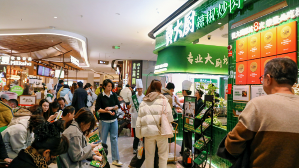 费大厨南京二店开业再现转圈盛况国民炒菜连续两月霸屏南京！(图2)