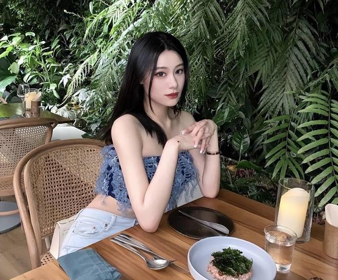 范志毅的英籍女儿：身材傲人与国足马镇订婚跟继母相处如闺蜜(图2)