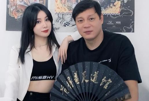 范志毅的英籍女儿：身材傲人与国足马镇订婚跟继母相处如闺蜜(图1)