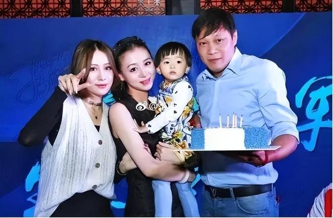 范志毅的英籍女儿：身材傲人与国足马镇订婚跟继母相处如闺蜜(图7)