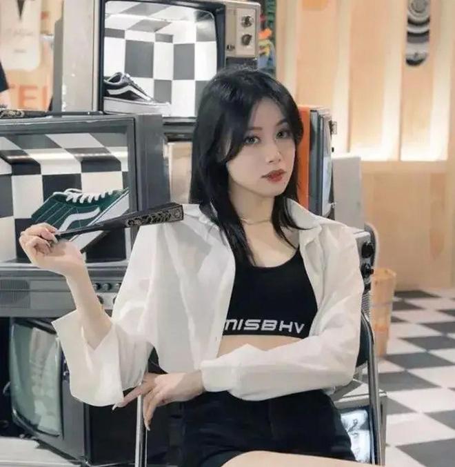 范志毅的英籍女儿：身材傲人与国足马镇订婚跟继母相处如闺蜜(图8)