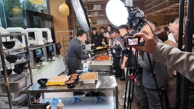 不会做饭也能当大厨！AI炒菜机精准控温做的菜天天一个味(图1)