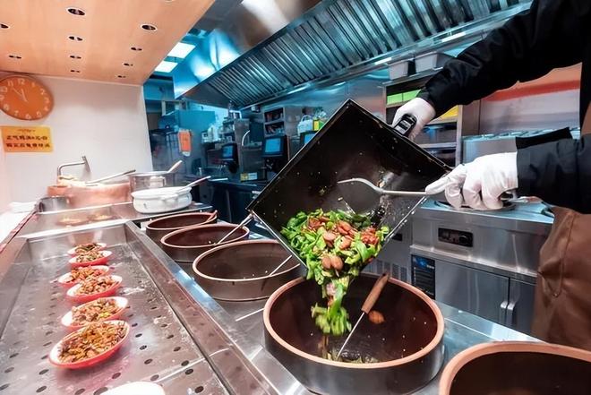 不会做饭也能当大厨！AI炒菜机精准控温做的菜天天一个味(图4)