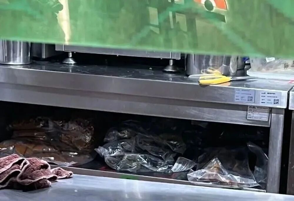 热搜第一！三四十元的面浇头汤底均是袋装消费者称“看到后厨堆满塑料袋”和府捞面回应：当天制作非预制菜(图2)