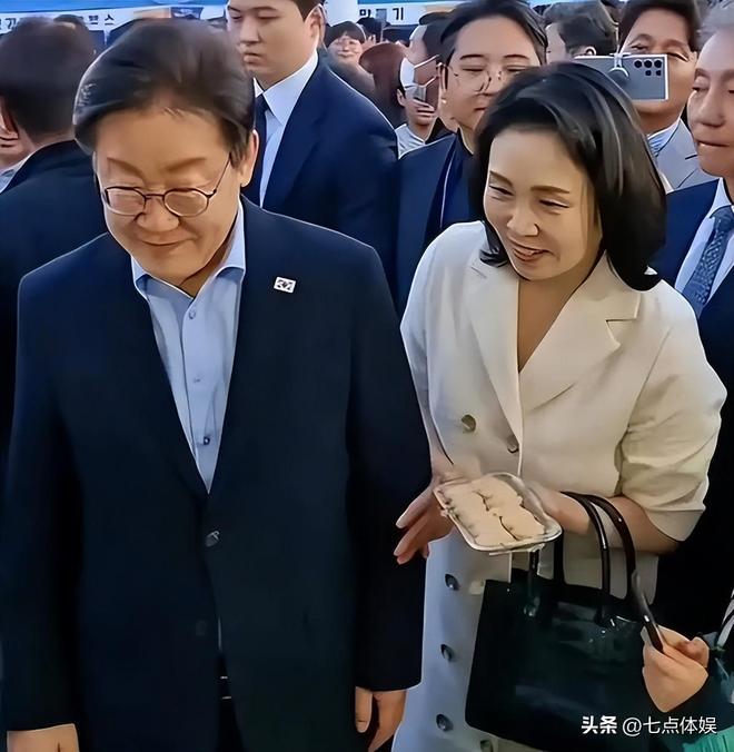 李在明也没想到访华仅3天59岁妻子竟凭一个举动给他长脸了(图2)