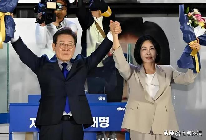 李在明也没想到访华仅3天59岁妻子竟凭一个举动给他长脸了(图1)