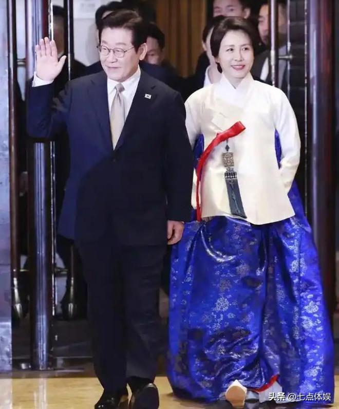 李在明也没想到访华仅3天59岁妻子竟凭一个举动给他长脸了(图17)