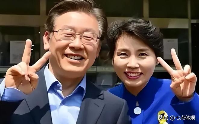 李在明也没想到访华仅3天59岁妻子竟凭一个举动给他长脸了(图21)