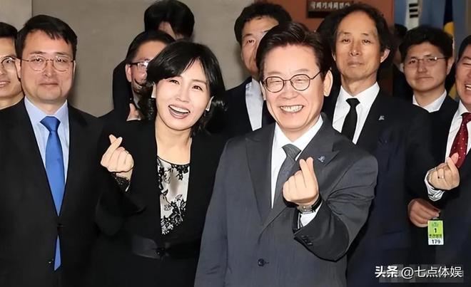 李在明也没想到访华仅3天59岁妻子竟凭一个举动给他长脸了(图20)