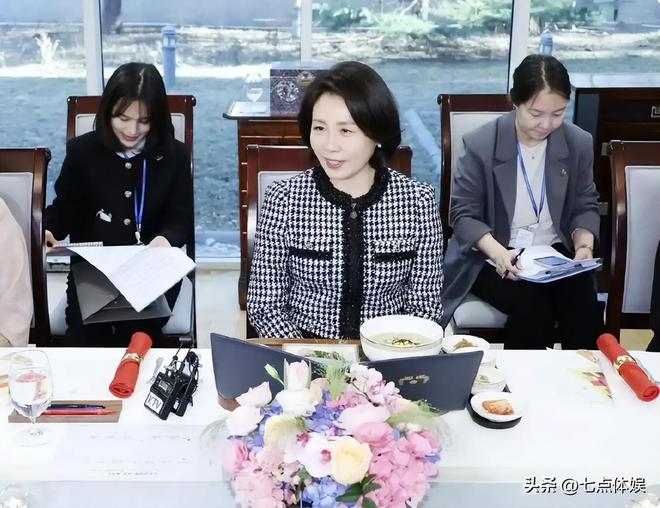 李在明也没想到访华仅3天59岁妻子竟凭一个举动给他长脸了(图19)