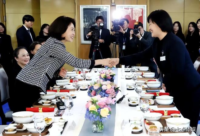 李在明也没想到访华仅3天59岁妻子竟凭一个举动给他长脸了(图18)