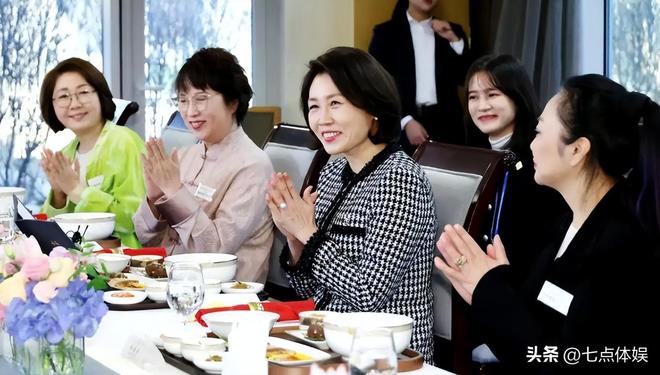 李在明也没想到访华仅3天59岁妻子竟凭一个举动给他长脸了(图15)