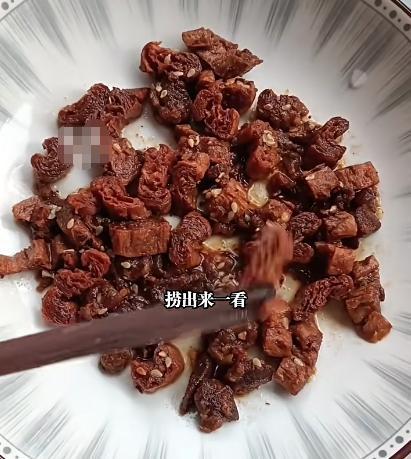 湖南男子75一斤买手撕牛肉干焯水后发现变豆腐干(图1)